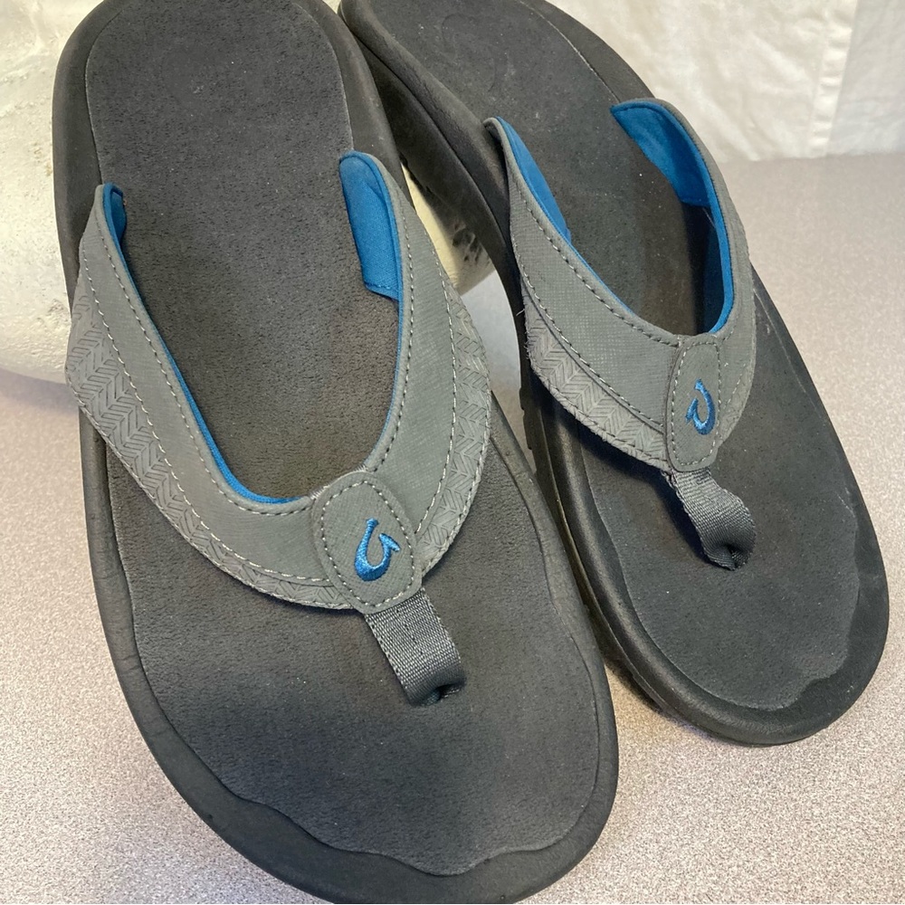 New Olukai Gray & White Flip Flops Men’s Size 9